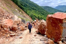 Đá ‘khủng’ lăn trên núi chắn ngang đường độc đạo