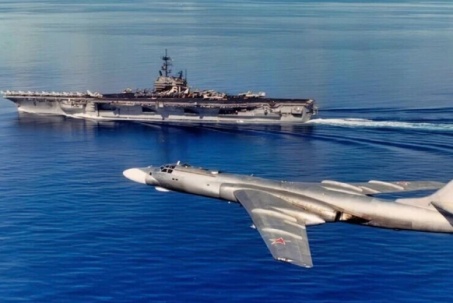 Oanh tạc cơ Tu-16 lao xuống biển sau 'màn khiêu khích' tàu sân bay Mỹ
