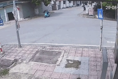 Clip: Tài xế công nghệ phóng nhanh, bị ô tô tông bay lên không
