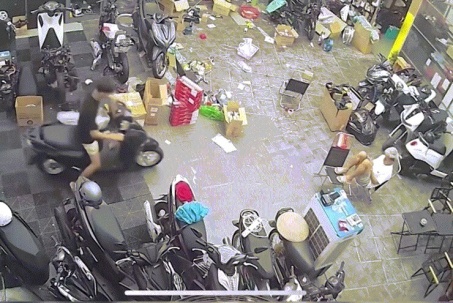 Clip: Hú hồn thanh niên thử phanh xe máy khiến bạn bay cả điện thoại