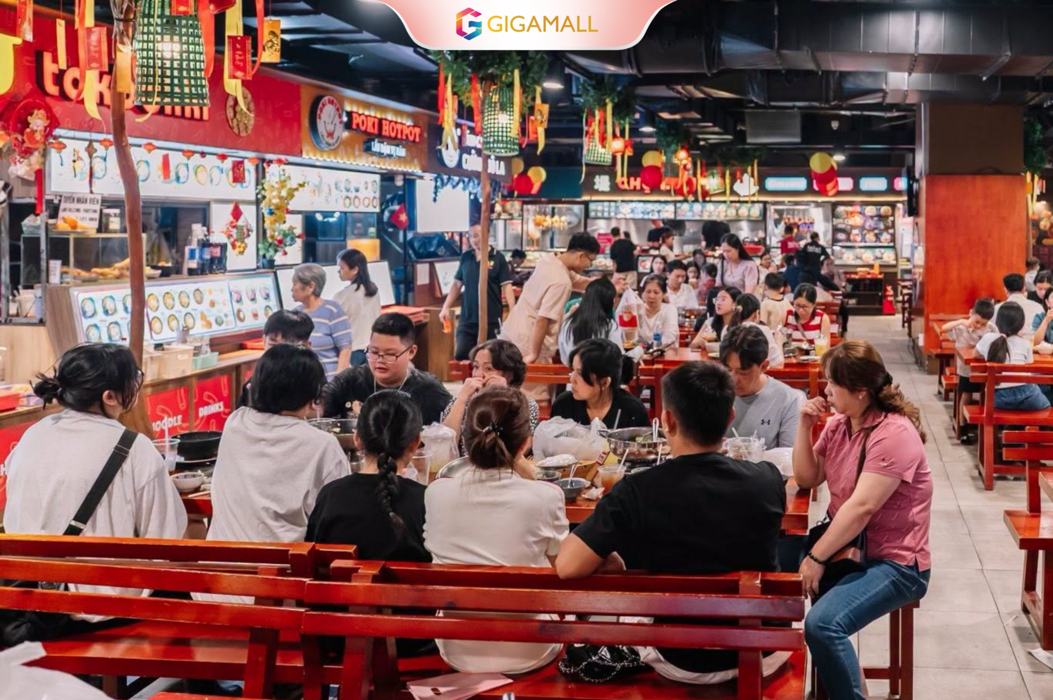 Các khu vực ẩm thực đông đúc khách dịp đại lễ tại Sense City, TTTM Gigamall