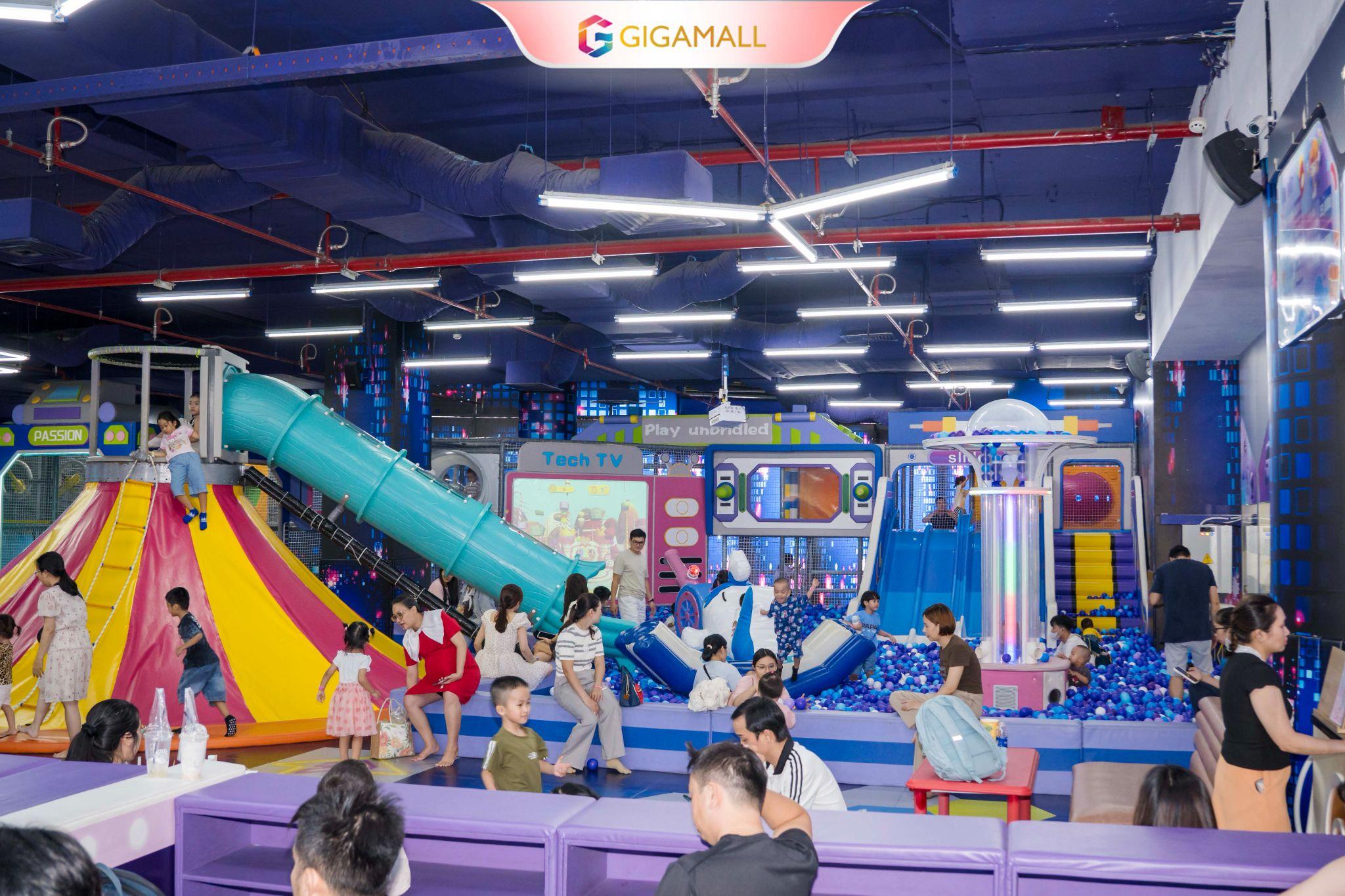 Khu vực Rainbow Fun (Gigaversal) tại tầng 6 Gigamall luôn trong tình trạng đông nghẹt các bé và gia đình vui chơi, trải nghiệm