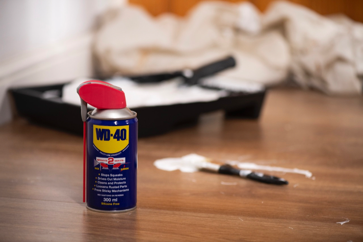 Bình xịt WD-40 không thể lấp đầy các vết nứt.