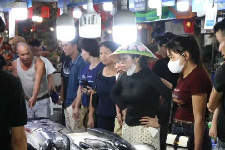 Du khách chen chân đi chợ mua hải sản Quảng Ninh