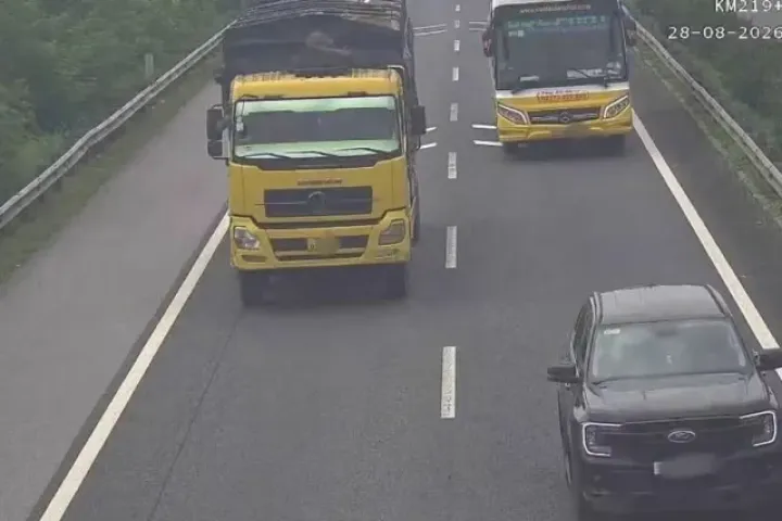 Cục CSGT: Giữ khoảng cách an toàn, dòng xe vẫn di chuyển liên tục