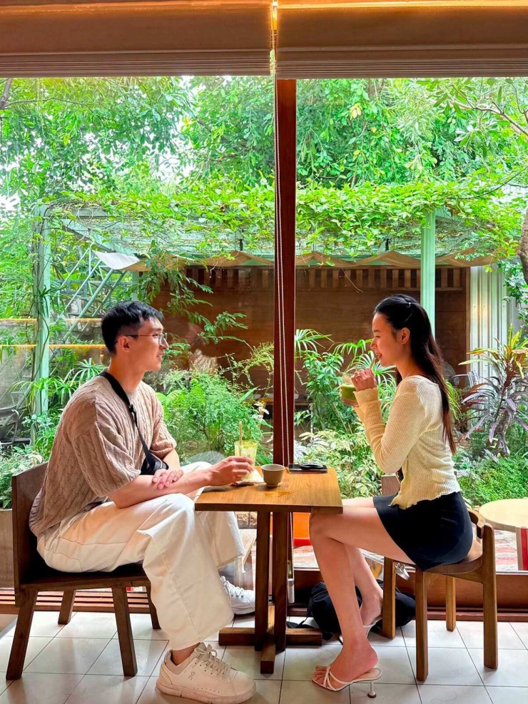 Ảnh sao 1/9: Midu và chồng thiếu gia tận hưởng kỳ nghỉ theo cách giản dị - 1