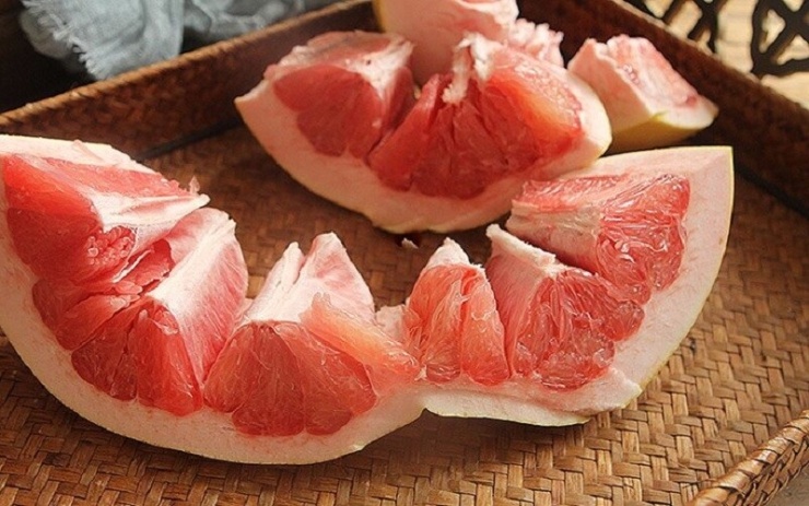 Áp dụng vài mẹo đơn giản có thể giúp lột vỏ nhanh, tách múi dễ và bảo quản bưởi lâu hơn