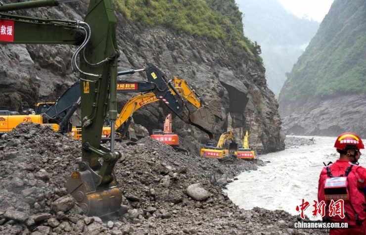 Máy xúc của lực lượng cứu hộ Trung Quốc dọn dẹp tuyến đường dẫn đến cửa khẩu Cát Long, Tây Tạng ngày 29/08 (Ảnh: China News)