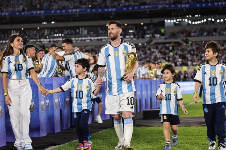 Antonela Roccuzzo đăng ảnh bên Messi và ba con trai.