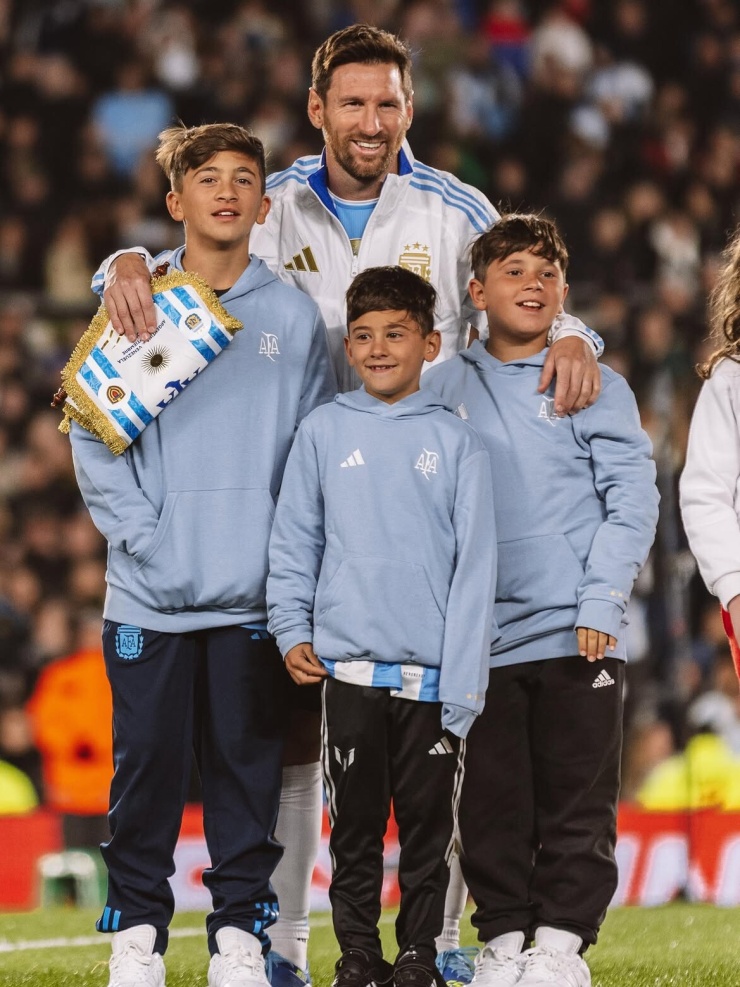 Messi bên ba con. Ảnh: Instagram Antonela Roccuzzo
