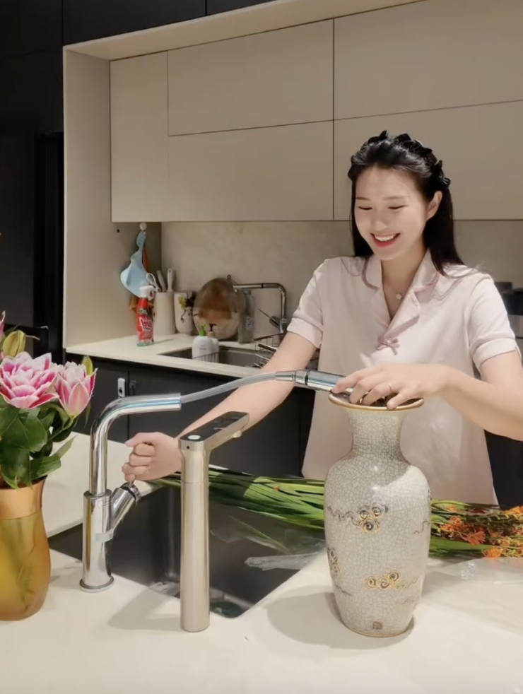 Mới đây, Doãn Hải My gây chú ý khi chia sẻ khoảnh khắc bình yên trong căn biệt thự bạc tỷ mà cô và Văn Hậu mới dọn về sống vào năm ngoái. Trong căn bếp tiện nghi, bà xã Đoàn Văn Hậu diện bộ đồ ở nhà màu hồng nhạt, tóc tết gọn gàng, tươi cười khi tự tay cắm hoa và chăm chút từng góc nhỏ trong nhà. Đời sống &amp; Pháp luật đưa tin.