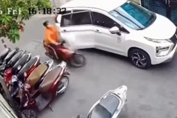 Clip: Mở cửa ô tô bất ngờ, thanh niên đi xe máy lĩnh trọn cú va chạm