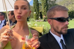 Hailey Bieber lên đồ nổi bật đi đám cưới cùng chồng