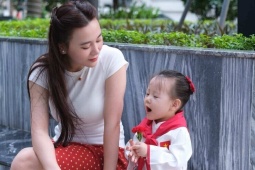 Phương Oanh tận hưởng kỳ nghỉ lễ bên cặp song sinh