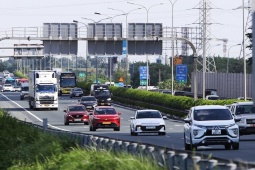 Xe dồn về Hà Nội, CSGT cho ô tô đi vào làn ngược chiều trên cao tốc
