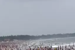 Bãi biển Vũng Tàu đông nghịt