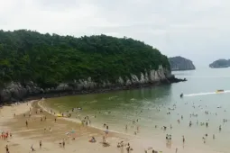 Bãi tắm đẹp nhất Cát Bà vắng khách dịp 2/9