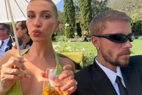 Hailey Bieber lên đồ nổi bật đi đám cưới cùng chồng