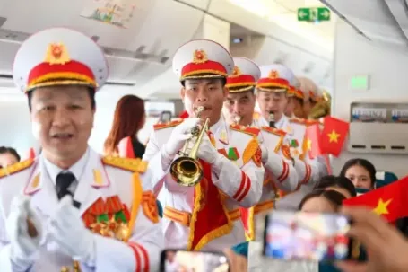 Đoàn Nghi lễ Quân đội lần đầu trình diễn 'Như có Bác trong ngày đại thắng' ở độ cao 10.000 m