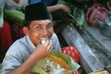 Vì sao thói quen ăn bằng tay phổ biến ở Indonesia?
