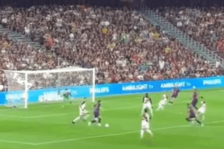 Pha phối hợp làm tung lưới Thái Lan của Đình Bắc và Hai Long được siêu sao Barca tái hiện y hệt