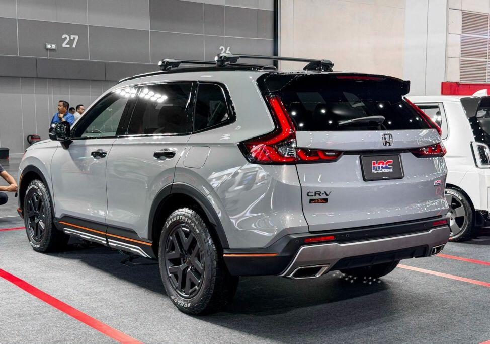Ngoại thất của xe tạo điểm nhấn bằng dải decal trang trí màu cam chạy quanh thân.
