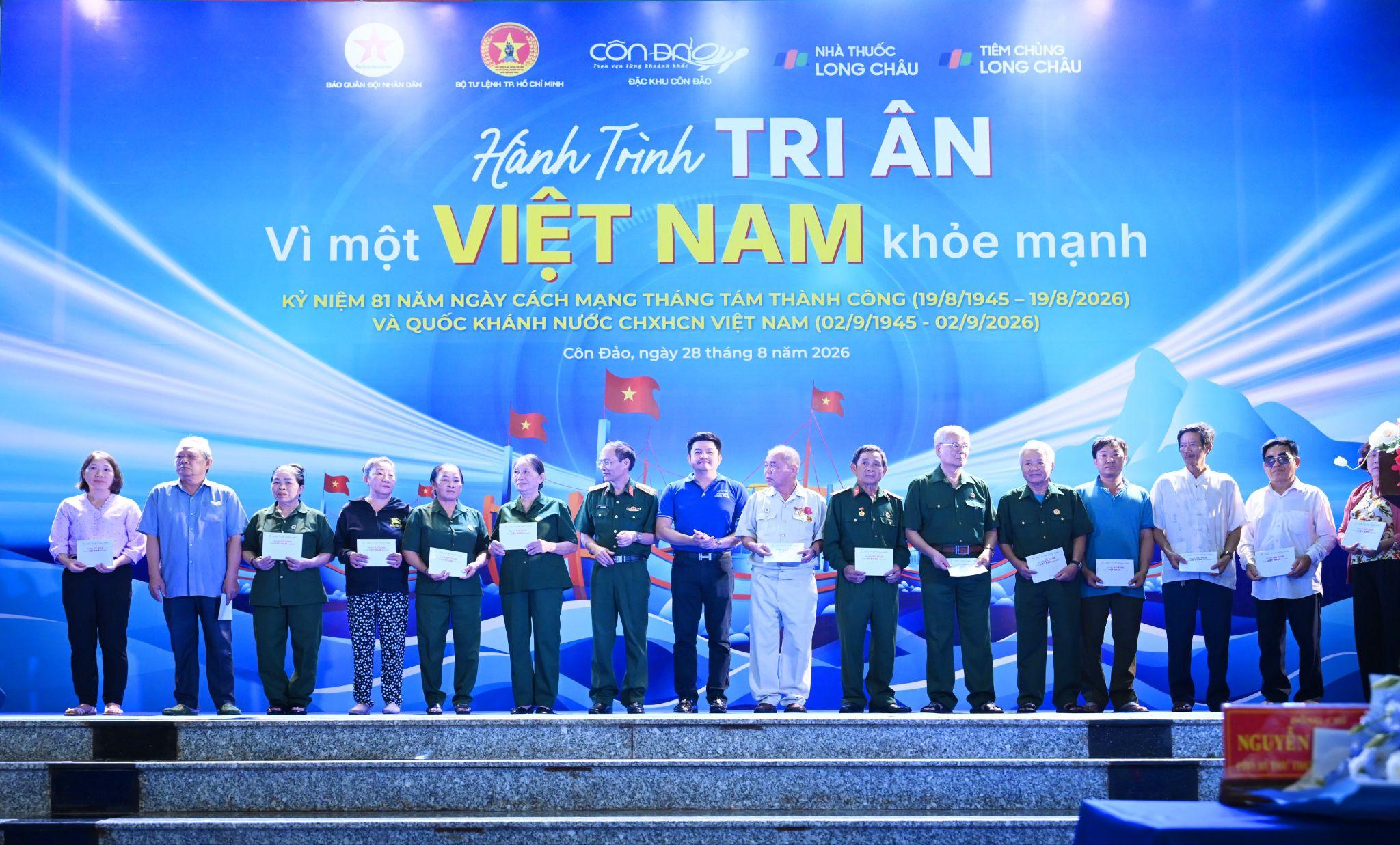 Các đơn vị trao quà tặng cho các cựu chiến binh, thương binh, bệnh binh, người có công với cách mạng, thân nhân liệt sĩ, người có hoàn cảnh khó khăn. Ảnh: Hoàng Khánh