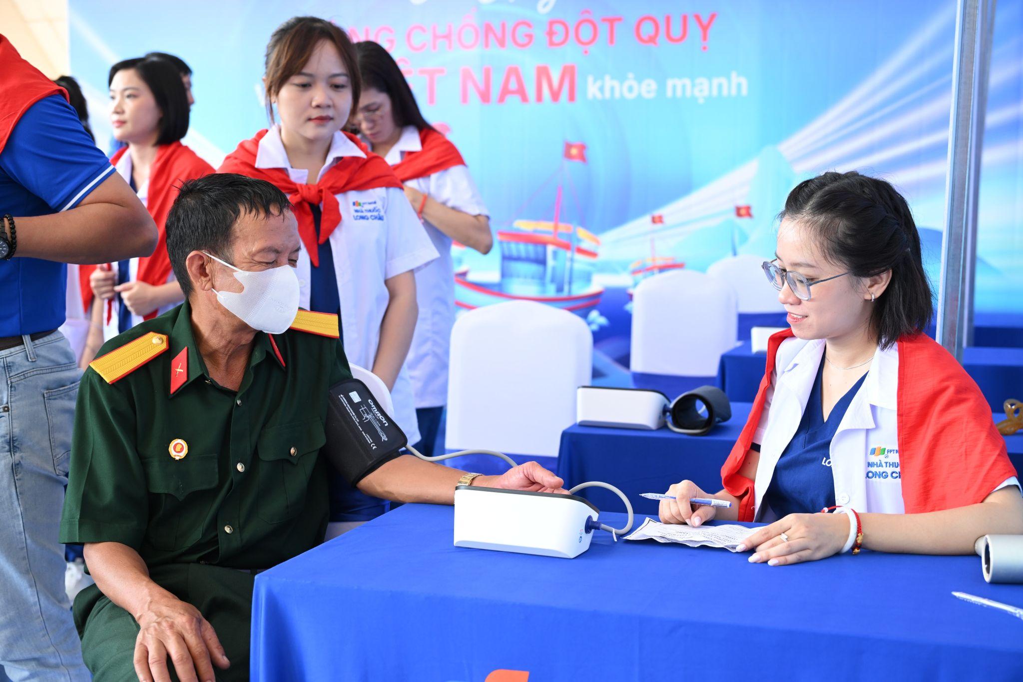 Long Châu tổ chức chuỗi hoạt động dự phòng đột quỵ, kiểm tra sức khỏe miễn phí cho người dân Côn Đảo. Ảnh: Hoàng Khánh