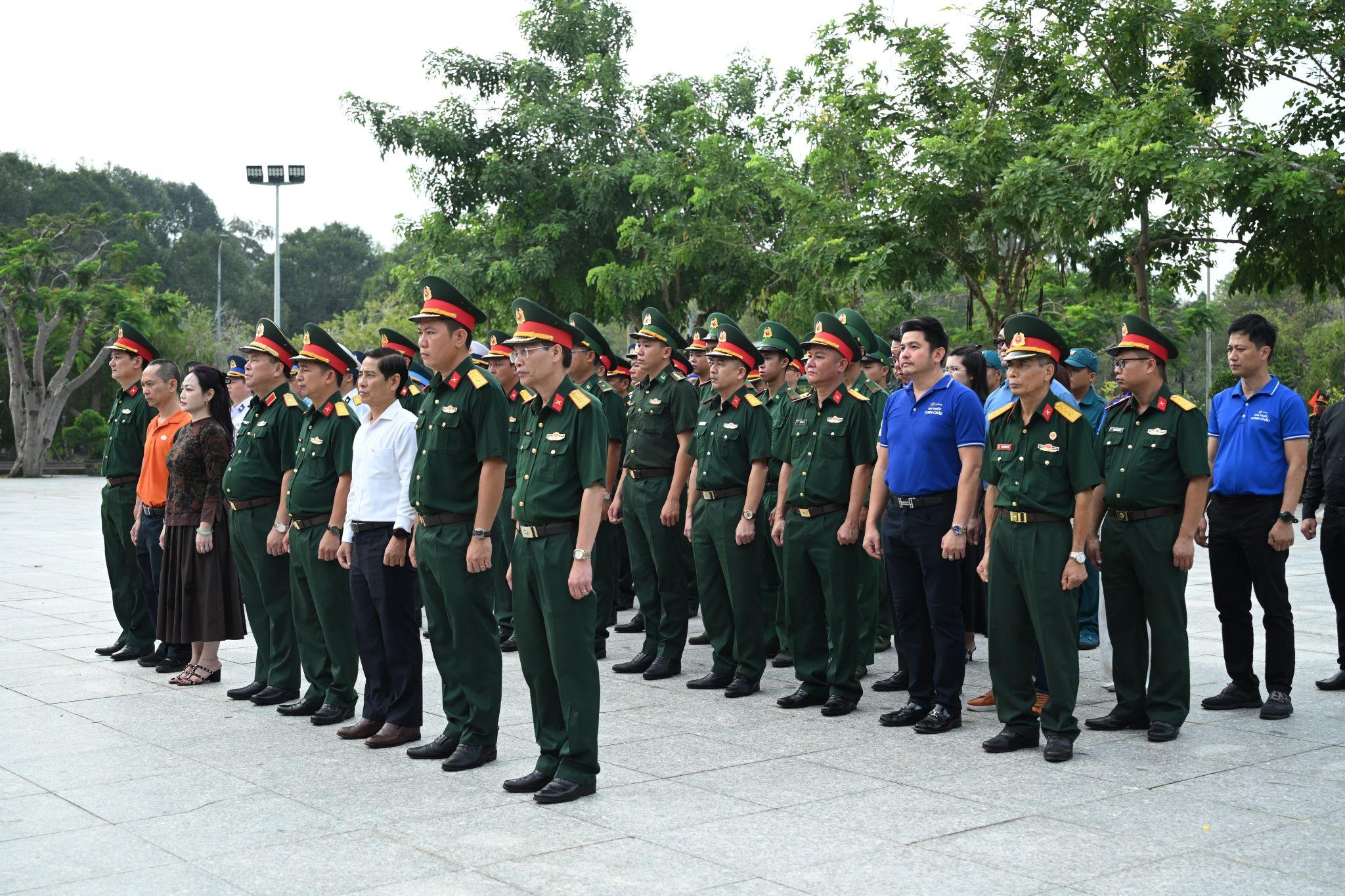 Đoàn đại biểu đã viếng thăm, dâng hoa, dâng hương tưởng nhớ các anh hùng liệt sĩ và đồng bào yêu nước đã hy sinh tại Nghĩa trang Hàng Dương (Côn Đảo). Ảnh: Hoàng Khánh