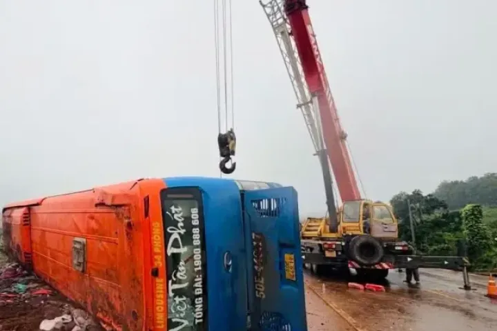 Nữ hành khách liệt 2 chân sau vụ lật xe khách ở Gia Lai