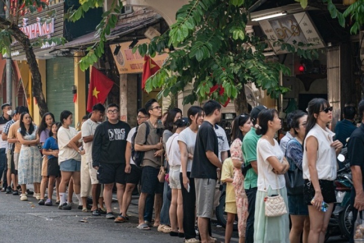 Xếp hàng ăn phở Hà Nội ngày lễ 2/9