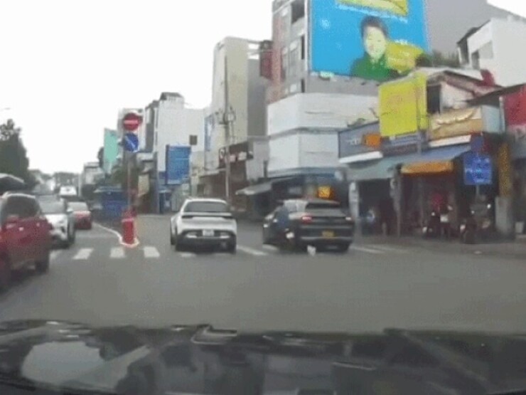 Clip: Ô tô 'ép' người đi xe máy ngã giữa đường gây phẫn nộ ở TPHCM