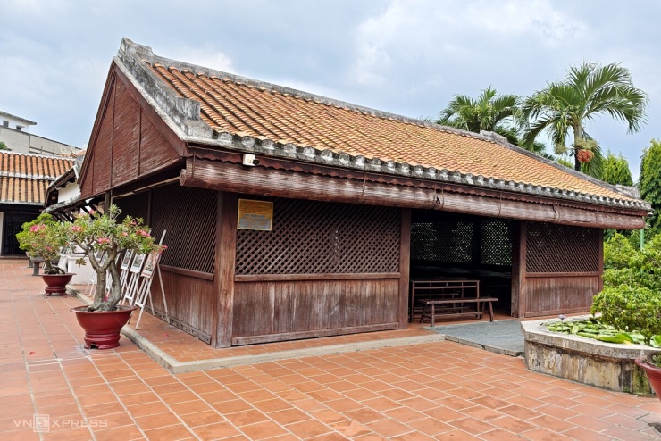 Trường làm bằng gỗ, mang dáng dấp kiến trúc Á Đông, mái lợp ngói âm dương. Cổng trường và tường rào được làm bằng gỗ. Sau 1975, trường chỉ còn lại Ngọa Du Sào, nhà thờ cụ Nguyễn Thông, cây khế, giếng nước. Từ tháng 11/1978-1980, toàn bộ khu di tích Dục Thanh rộng 4.090 m2 được trùng tu và khôi phục trên cơ sở một phần di tích còn lại và lời kể của bốn học trò còn sống.