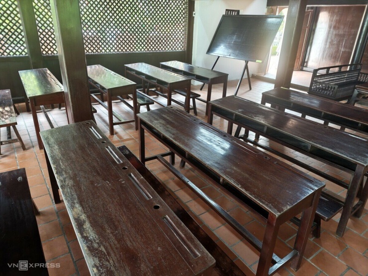 Trường có diện tích khoảng 137 m2, cao 4,4 m, mái lợp ngói âm dương, tường bằng gỗ, nền lát gạch. Bên trong có hai bảng đen, 21 bộ bàn ghế học sinh chia làm ba dãy, cùng bộ họa đàng trường kỷ dành cho bảy thầy giáo ngồi chấm bài.