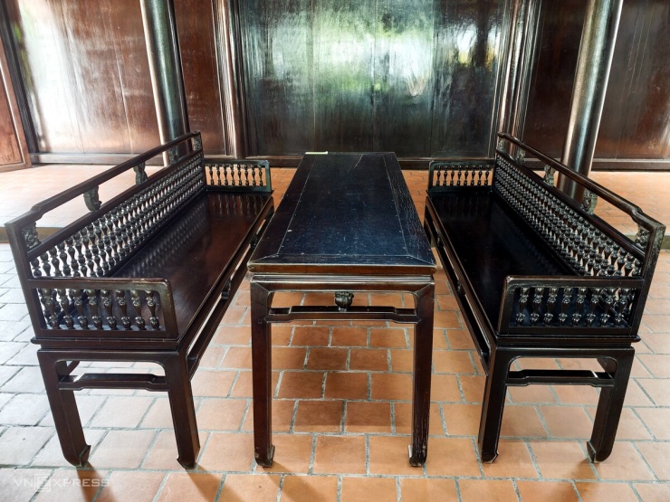 Trường có diện tích khoảng 137 m2, cao 4,4 m, mái lợp ngói âm dương, tường bằng gỗ, nền lát gạch. Bên trong có hai bảng đen, 21 bộ bàn ghế học sinh chia làm ba dãy, cùng bộ họa đàng trường kỷ dành cho bảy thầy giáo ngồi chấm bài.