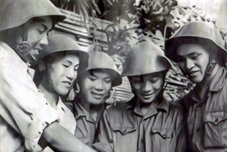 Đại tá Nguyễn Lành (thứ hai từ phải sang), cùng kíp chiến đấu tiêu diệt AC-130. Ảnh: Tư liệu