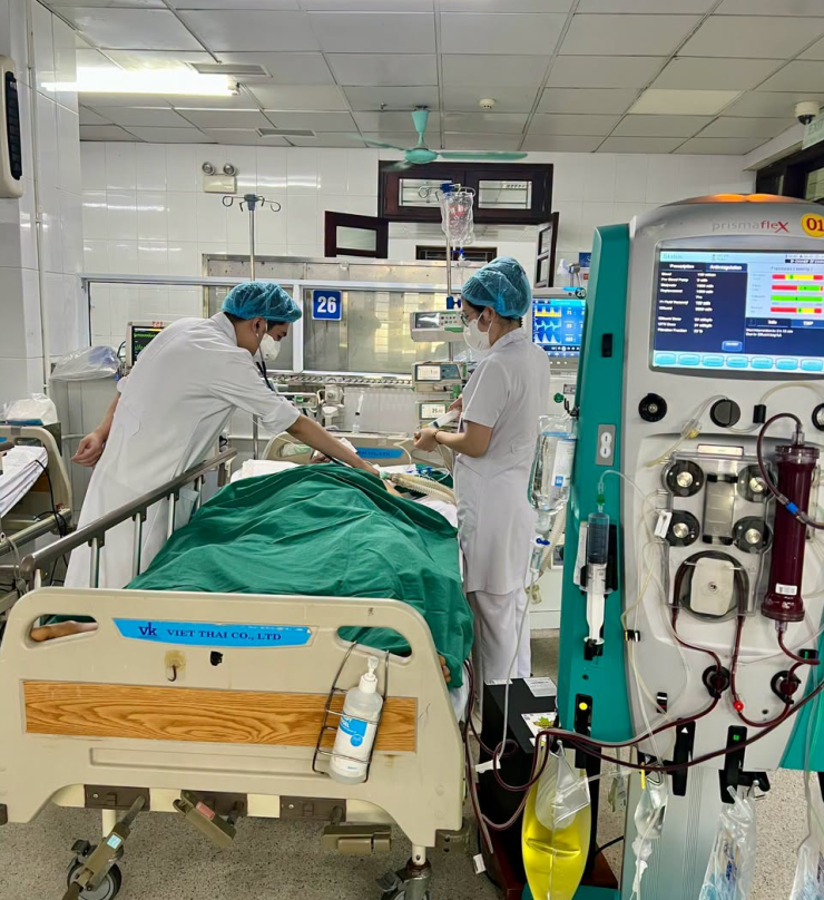 Nhân viên y tế chăm sóc bệnh nhân ngộ độc do tự ý dùng thuốc nam tại bệnh viện. Ảnh BVCC