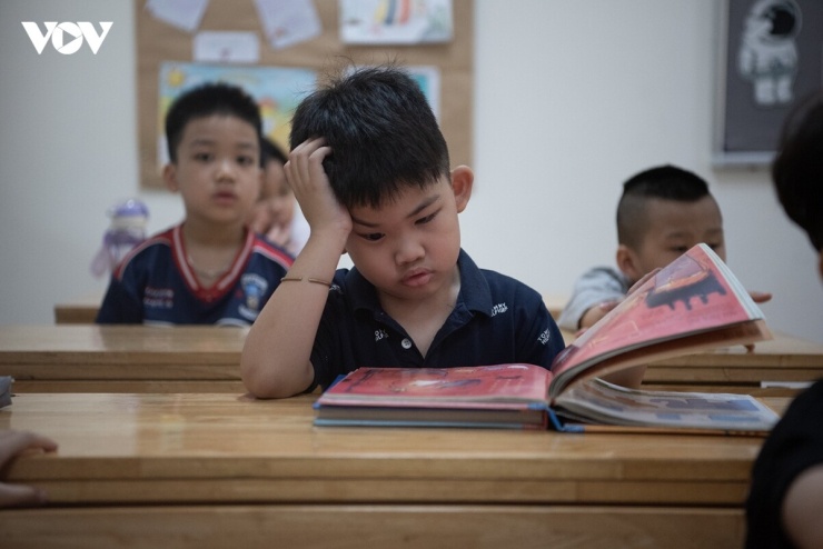 Bàn ghế, trang thiết bị và đồ dùng dạy học cũng được kiểm tra, rà soát, bố trí đầy đủ, bảo đảm các điều kiện cần thiết trước ngày học sinh chính thức bước vào năm học mới. Công tác chuẩn bị được triển khai đồng bộ nhằm bảo đảm năm học mới diễn ra ổn định.