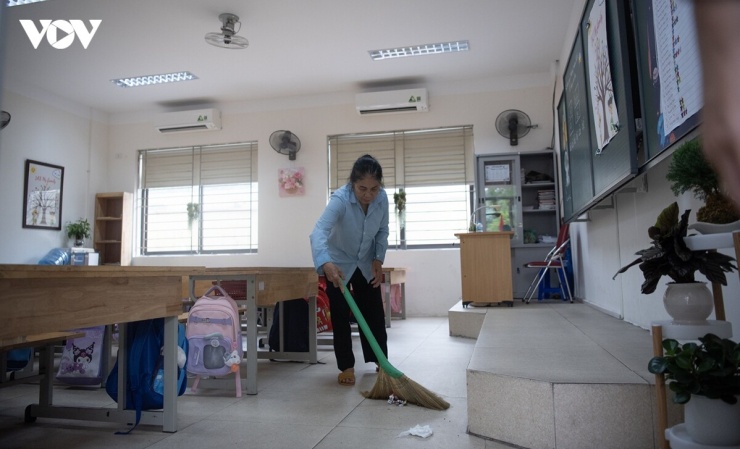 Thầy cô chủ động rà soát các điều kiện phục vụ dạy học, đồng thời chuẩn bị môi trường học tập thân thiện, sẵn sàng chào đón học sinh trở lại trường. Các phòng học được sắp xếp ngăn nắp, vệ sinh sạch sẽ, tạo không gian học tập khang trang, sẵn sàng đón học sinh trở lại trường.