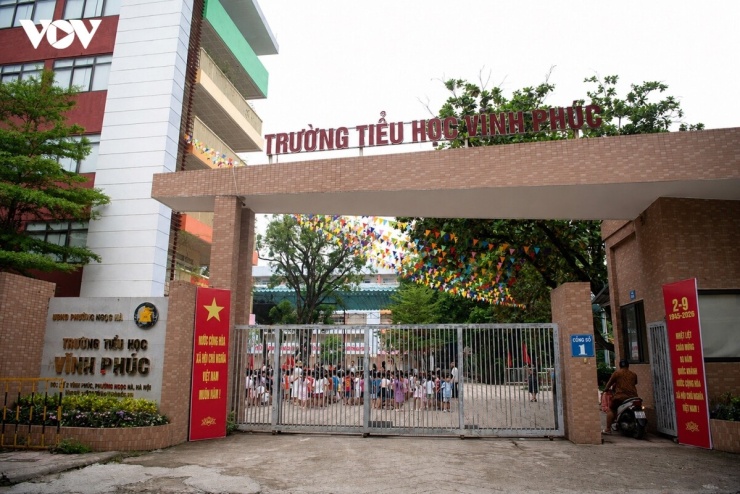 Cụ thể, tại Trường Tiểu học Vĩnh Phúc (phường Ngọc Hà, Hà Nội), không khí đón năm học mới đã hiện rõ trong từng lớp học, sân trường.