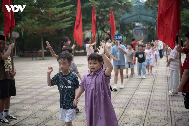 Những ngày cuối tháng 8, không khí chuẩn bị cho năm học mới diễn ra khẩn trương tại nhiều phường trên địa bàn Hà Nội như Cầu Giấy, Khương Đình, Hai Bà Trưng, Đống Đa, Ngọc Hà… Tại các trường học, cán bộ, giáo viên đang tất bật hoàn thiện những phần việc cuối cùng, từ sắp xếp lớp học, ổn định đội ngũ đến chỉnh trang cơ sở vật chất, vệ sinh khuôn viên, sẵn sàng đón học sinh trở lại trường trong năm học mới.