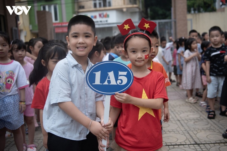 Những ánh mắt trong veo, nụ cười rạng rỡ và vẻ háo hức hiện rõ trên từng gương mặt. Tất cả cùng chung một niềm mong chờ, háo hức đón ngày tựu trường và khoảnh khắc chính thức bước vào năm học mới.