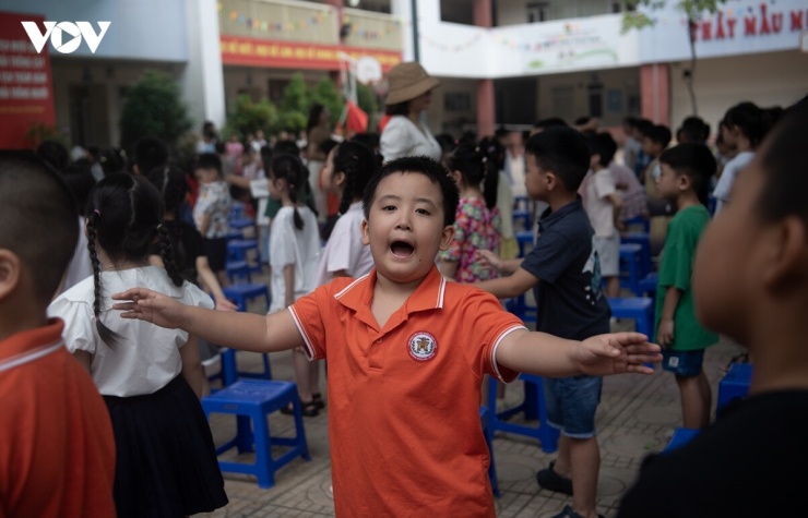 Về việc bố trí giáo viên sau sáp nhập, cô Trần Thị Hồng Ngọc cho hay, nhà trường căn cứ vào trình độ chuyên môn, năng lực và điều kiện thực tế để phân công giáo viên phù hợp với từng tổ, khối, qua đó bảo đảm quyền lợi của học sinh và duy trì chất lượng dạy học.