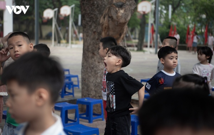 Với nhiều học sinh lớp 1, năm học mới cũng đánh dấu hành trình đầu tiên các em rời vòng tay gia đình, làm quen với thầy cô, bạn bè và một môi trường học tập hoàn toàn mới. Đây là dấu mốc đặc biệt, mở ra những trải nghiệm đầu tiên trên chặng đường đến trường.