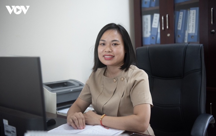 Cô Trần Thị Hồng Ngọc, Phó Hiệu trưởng phụ trách cơ sở chính của Trường Tiểu học Vĩnh Phúc (phường Ngọc Hà, Hà Nội), cho biết, ngay sau khi nhận quyết định sáp nhập, nhà trường đã chủ động rà soát toàn bộ cơ sở vật chất và đội ngũ giáo viên để xây dựng phương án tổ chức, phân công nhiệm vụ phù hợp. Trường Tiểu học Vĩnh Phúc được thành lập trên cơ sở sáp nhập Trường Tiểu học Nguyễn Bá Ngọc và Trường Tiểu học Hoàng Hoa Thám. Nhà trường tập trung xây dựng phương án phân công giáo viên, sắp xếp lớp học, bảo đảm các hoạt động dạy và học được triển khai ổn định, đồng thời hạn chế tối đa những xáo trộn trong quá trình chuyển đổi.