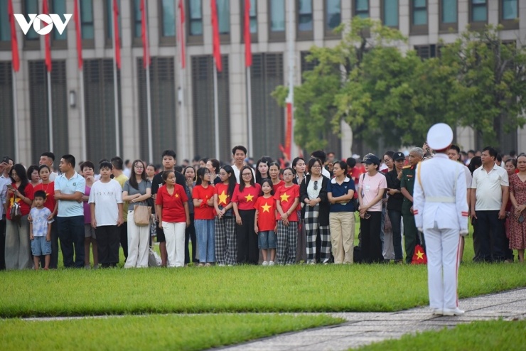 Từ sáng sớm, đông đảo người dân đã có mặt tại Quảng trường, cùng hướng về Lăng Chủ tịch Hồ Chí Minh trong thời khắc thiêng liêng của ngày Tết Độc lập. (Ảnh: Trọng Phú)