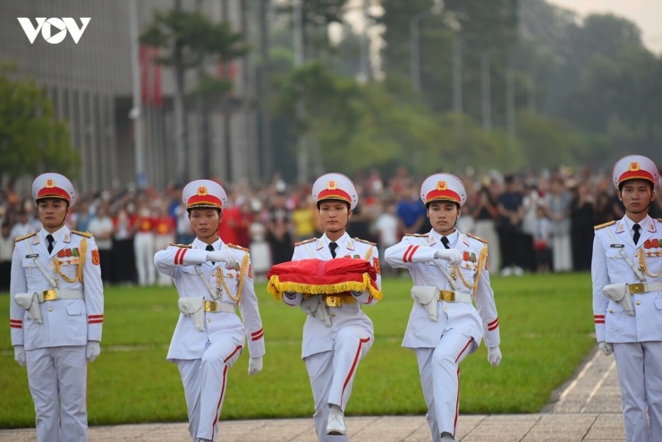 Các chiến sĩ đội hồng kỳ tiến lên phía cột cờ chuẩn bị các nghi thức thượng cờ. 