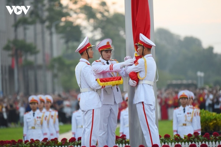 Quốc kỳ bắt đầu được kéo lên.