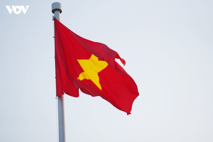 Quốc kỳ tung bay trong gió trong sáng ngày Tết độc lập 2/9.