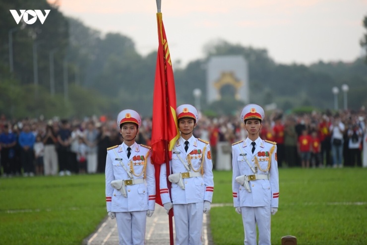 Phía sau các chiến sĩ là hàng nghìn người dân cùng tham dự lễ thượng cờ trong ngày Quốc khánh 2/9 đầy thiêng liêng và xúc động.